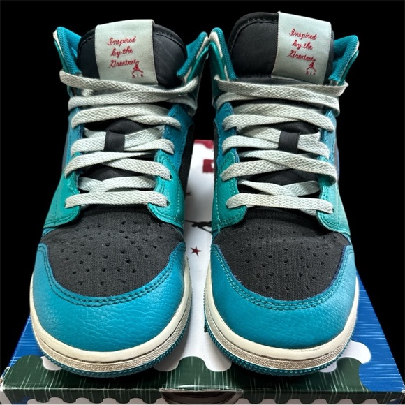 Nike Air Jordan 1 Mid GS Sneaker School “Inspired By The Greatest” Youth Size 6 - Picture 4 of 9